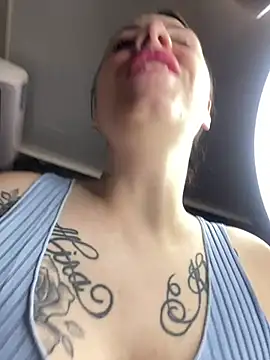 Lola Hale online show from 22, 4, 2026