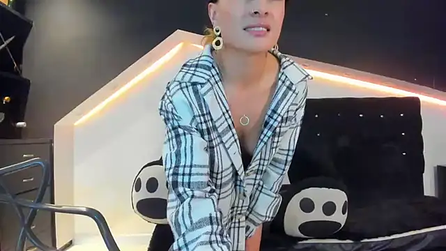 Coral Gibson online show from 25, 1, 2025