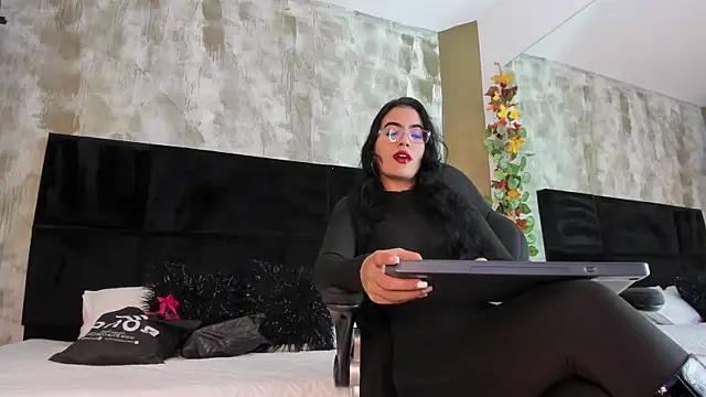 Ellaochoa online show from 8, 1, 2025