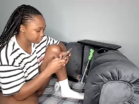 Snapshot of Pearl_00 chatting on 28, 10, 2025 Pearl 00 online show from 28, 10, 2025