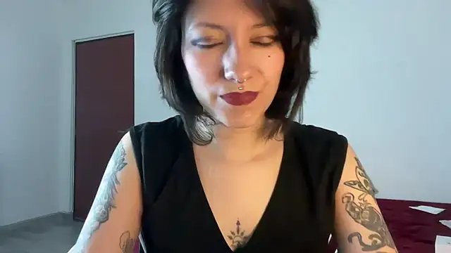 Snapshot of cataline_de_aragaon chatting on 12, 9, 2025 cataline de aragaon online show from 12, 9, 2025