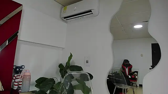 Snapshot of Milanxht chatting on 22, 10, 2025 Milanxht online show from 22, 10, 2025