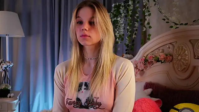 Snapshot of EdlinAlliston chatting on 18, 12, 2025 EdlinAlliston online show from 18, 12, 2025