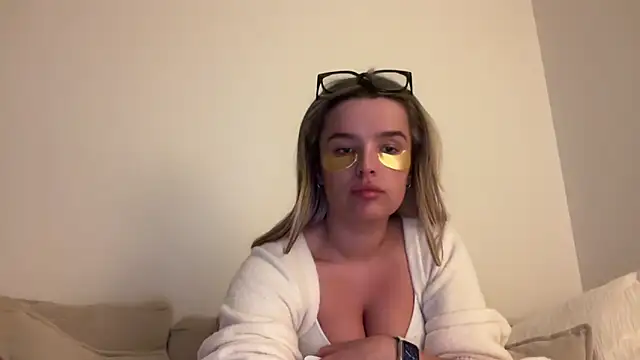 Snapshot of maisiesmithx chatting on 16, 4, 2026 maisiesmithx online show from 16, 4, 2026