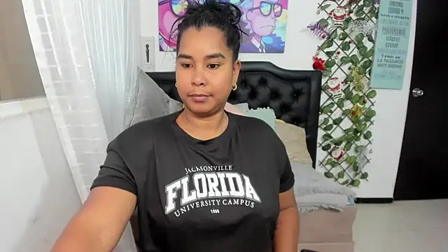 Snapshot of sensual-laura chatting on 9, 2, 2025 sensual-laura online show from 9, 2, 2025