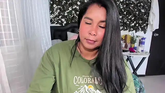 Snapshot of sensual-laura chatting on 15, 3, 2025 sensual-laura online show from 15, 3, 2025