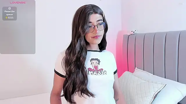 Snapshot of Lararose01 chatting on 10, 11, 2025 Lararose01 online show from 10, 11, 2025