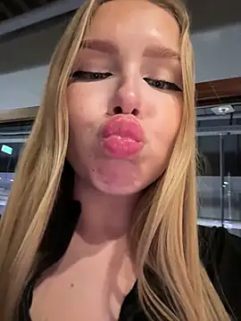 Snapshot of mur_girl chatting on 3, 12, 2024 mur girl online show from 3, 12, 2024