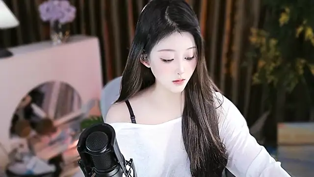 Snapshot of Arwyn-rr chatting on 13, 11, 2025 Arwyn-rr online show from 13, 11, 2025