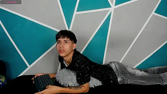 Snapshot of migueyalejo_teens chatting on 9, 10, 2025 migueyalejo teens online show from 9, 10, 2025