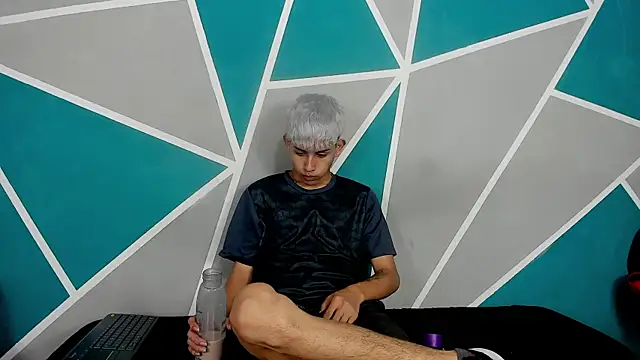 Snapshot of migueyalejo_teens chatting on 22, 10, 2025 migueyalejo teens online show from 22, 10, 2025