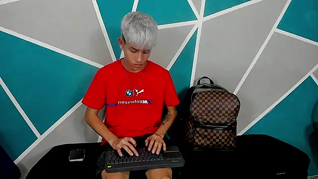 Snapshot of migueyalejo_teens chatting on 25, 10, 2025 migueyalejo teens online show from 25, 10, 2025