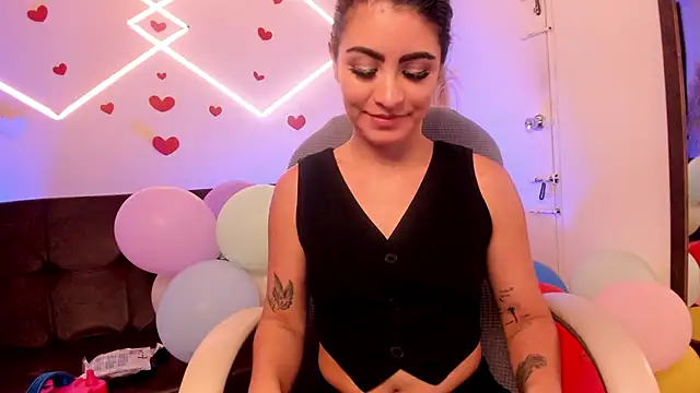Snapshot of lunaalynch chatting on 14, 4, 2026 lunaalynch online show from 14, 4, 2026