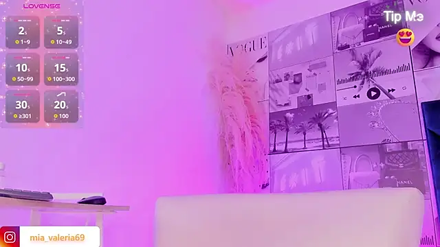 Snapshot of MiaCavallii_ chatting on 4, 12, 2025 MiaCavallii online show from 4, 12, 2025