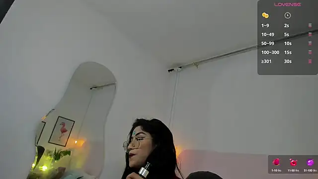 Snapshot of naomiii__ chatting on 16, 10, 2025 naomiii   online show from 16, 10, 2025