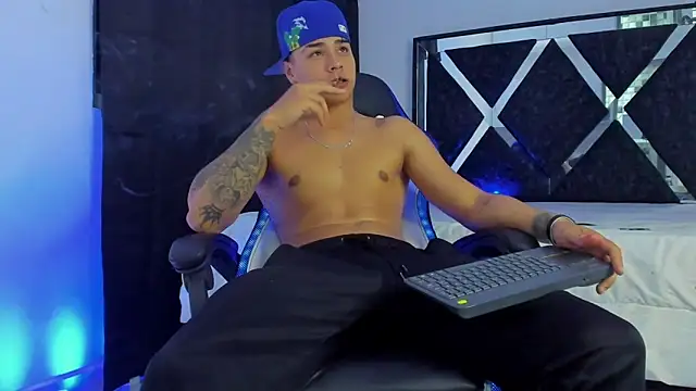 SantiagoReyesFtt online show from 31, 12, 2024