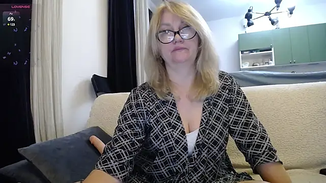 Blond Woman online show from 31, 1, 2025