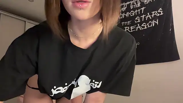 Snapshot of ur_molly chatting on 6, 4, 2026 ur molly online show from 6, 4, 2026