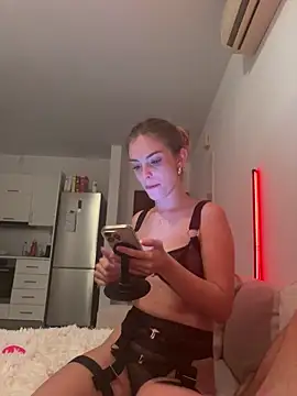 Snapshot of MrAndMrsSavage chatting on 21, 11, 2025 MrAndMrsSavage online show from 21, 11, 2025