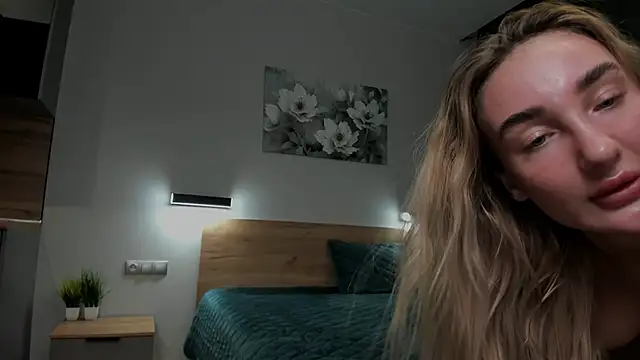 chloewallace online show from 2, 12, 2024