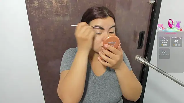 klhoe boobs online show from 9, 5, 2026