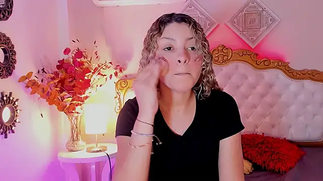 Snapshot of ScarlettDuran chatting on 1, 3, 2025 ScarlettDuran online show from 1, 3, 2025