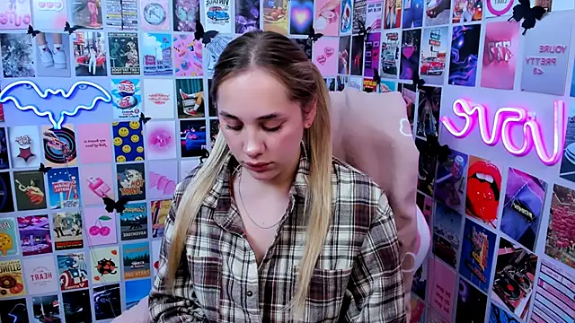 Snapshot of MiaMilas chatting on 7, 10, 2025 MiaMilas online show from 7, 10, 2025