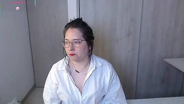 Snapshot of May_Carlier chatting on 5, 10, 2025 May Carlier online show from 5, 10, 2025