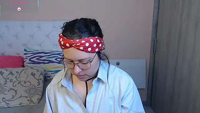 Snapshot of May_Carlier chatting on 28, 11, 2025 May Carlier online show from 28, 11, 2025