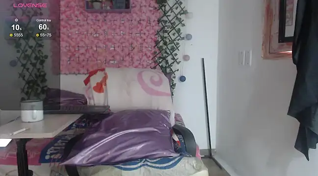 Snapshot of MEGANNIXX chatting on 1, 1, 2025 MEGANNIXX online show from 1, 1, 2025