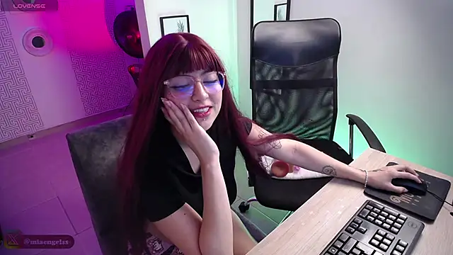 MiaEngels online show from 10, 3, 2025