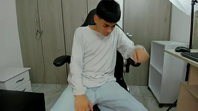 Snapshot of Yef_Thin chatting on 5, 1, 2025 Yef Thin online show from 5, 1, 2025