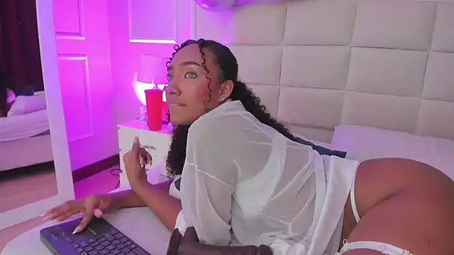 Amber  Sanchez online show from 18, 1, 2025