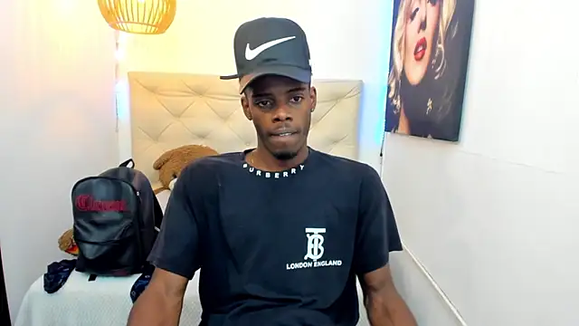 Snapshot of royce_ebony chatting on 18, 9, 2025 royce ebony online show from 18, 9, 2025