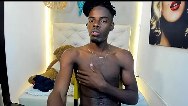 Snapshot of royce_ebony chatting on 23, 10, 2025 royce ebony online show from 23, 10, 2025