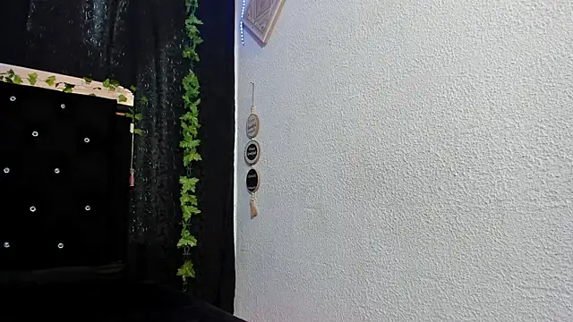 Snapshot of DeisyHarper chatting on 8, 4, 2026 DeisyHarper online show from 8, 4, 2026