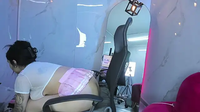 ChloeeTompson  online show from 9, 11, 2025