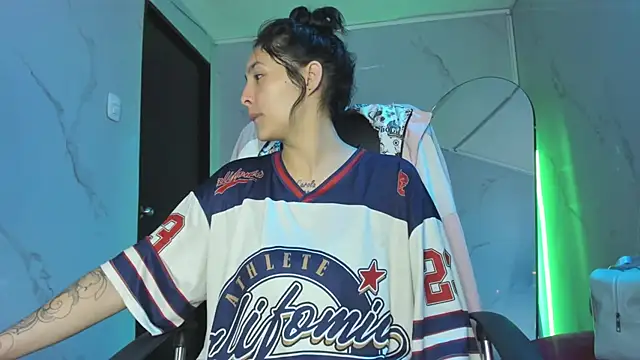 ChloeeTompson  online show from 22, 11, 2025