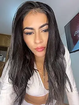 Snapshot of emilie_xx_ chatting on 13, 5, 2026 emilie xx online show from 13, 5, 2026