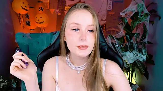 Snapshot of VivienLeeigh chatting on 19, 10, 2025 VivienLeeigh online show from 19, 10, 2025