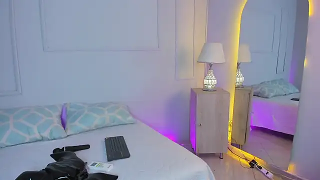 MiaOconner online show from 23, 10, 2025