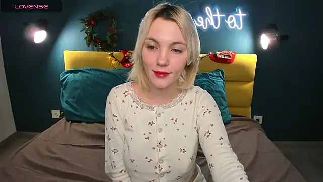 Snapshot of Fluffy_Monica chatting on 8, 1, 2025 Fluffy Monica online show from 8, 1, 2025
