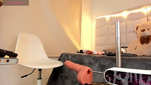 Hanna Clark  online show from 15, 2, 2025