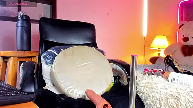 Hanna Clark  online show from 11, 10, 2025