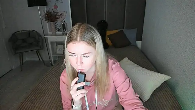 Snapshot of BettyBloom69 chatting on 19, 11, 2025 BettyBloom69 online show from 19, 11, 2025