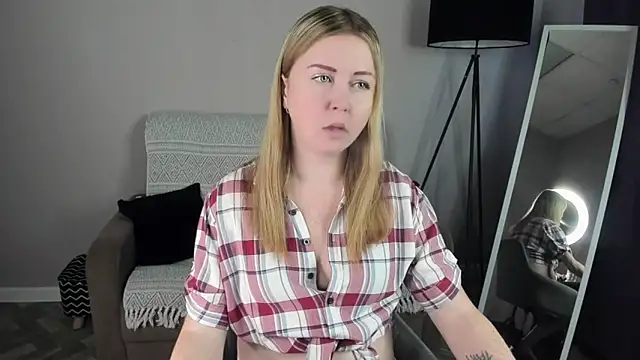 Snapshot of BettyBloom69 chatting on 17, 12, 2025 BettyBloom69 online show from 17, 12, 2025