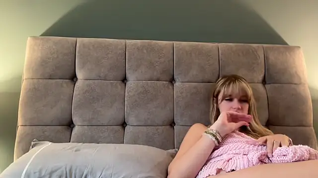 Snapshot of LustfulLuna_ chatting on 20, 10, 2025 LustfulLuna online show from 20, 10, 2025