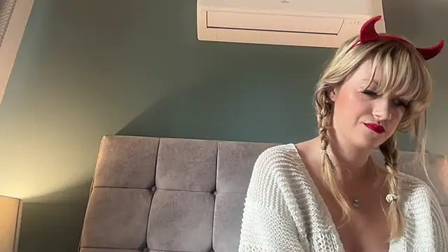 Snapshot of LustfulLuna_ chatting on 31, 10, 2025 LustfulLuna online show from 31, 10, 2025