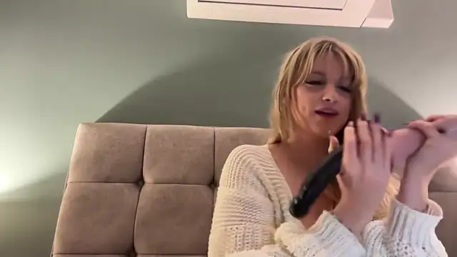 Snapshot of LustfulLuna_ chatting on 21, 12, 2025 LustfulLuna online show from 21, 12, 2025