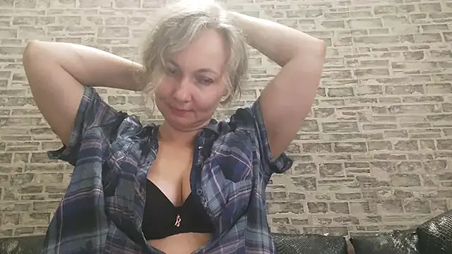 Snapshot of EdithManning chatting on 12, 11, 2025 EdithManning online show from 12, 11, 2025